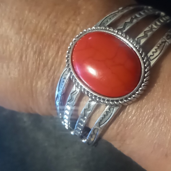 Clamper bracelet with 2 expandable statement rings. - Picture 3 of 7